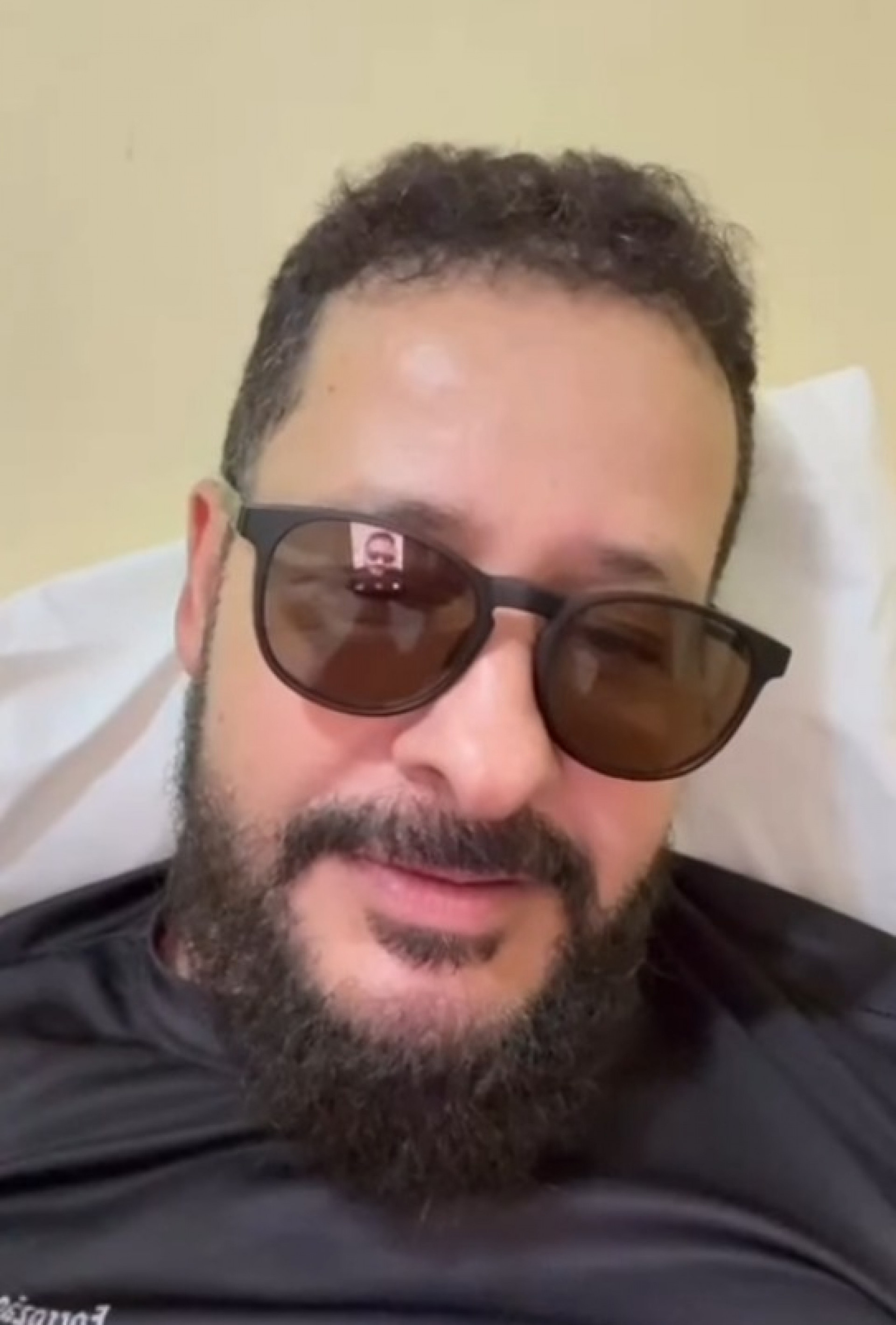 Carlinhos Gabriel, vocalista da banda Forroz&atilde;o Tropykalia, sofreu uma queda de cerca de dois metros durante show - Reprodu&ccedil;&atilde;o / Instagram