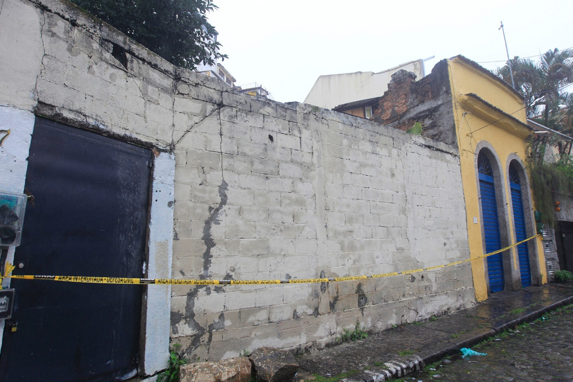 Engenheiro alerta para risco de queda do muro na Rua Barão de Guaratiba - Reginaldo Pimenta / Agência O Dia