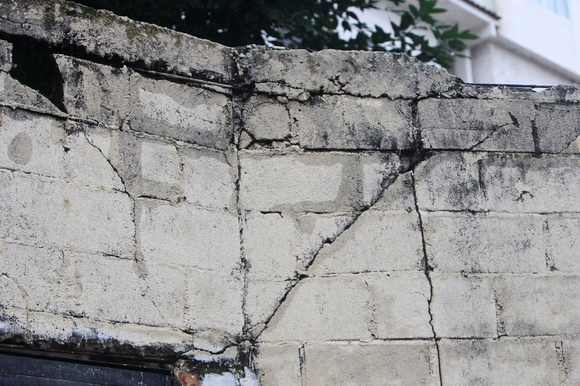 Engenheiro alerta para risco de queda do muro na Rua Barão de Guaratiba - Reginaldo Pimenta / Agência O Dia