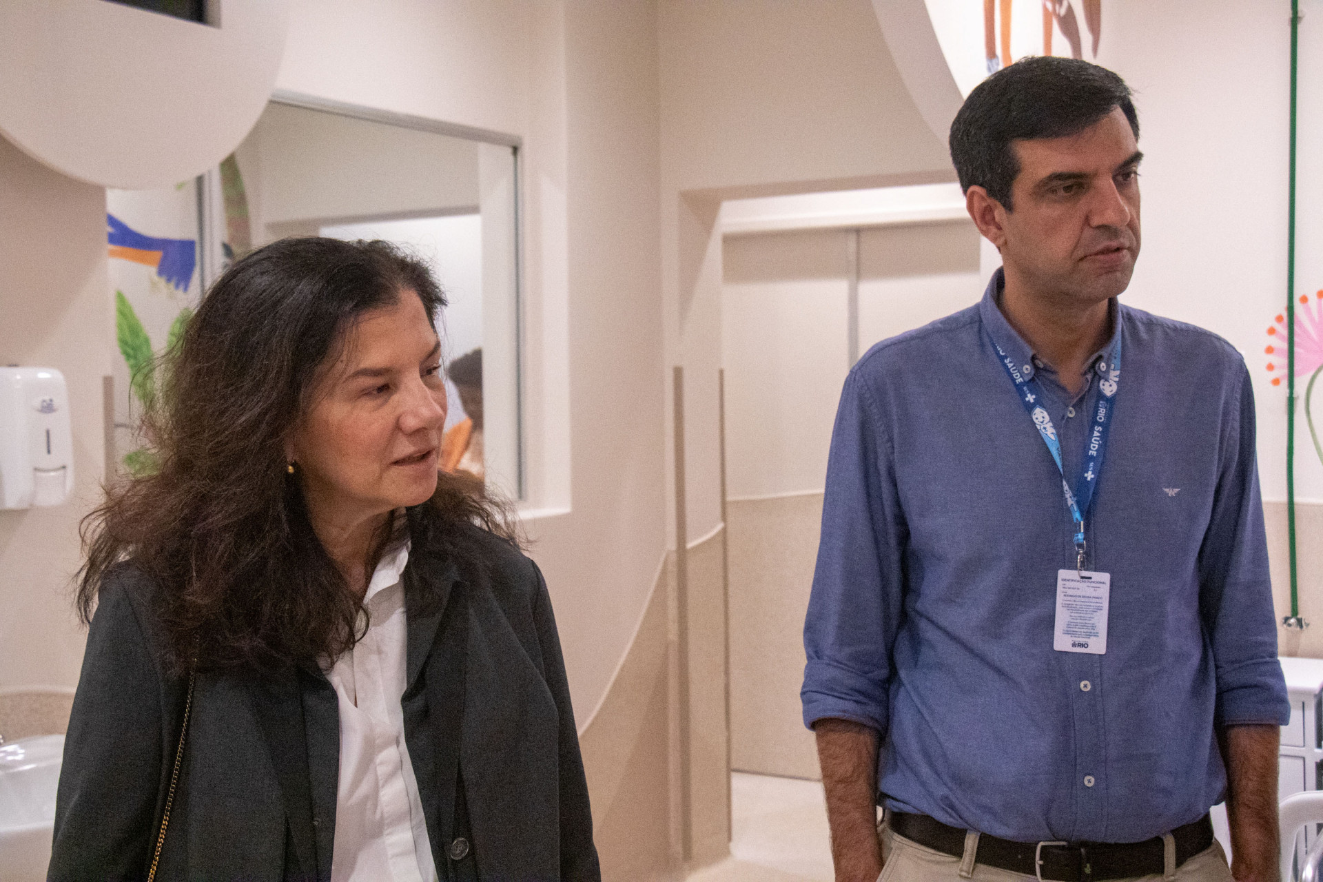 Secretário de Saúde do Rio, Rodrigo Prado, e Patrícia Pradal, presidente da Chevron América do Sul - Érica Martin/Agência O Dia