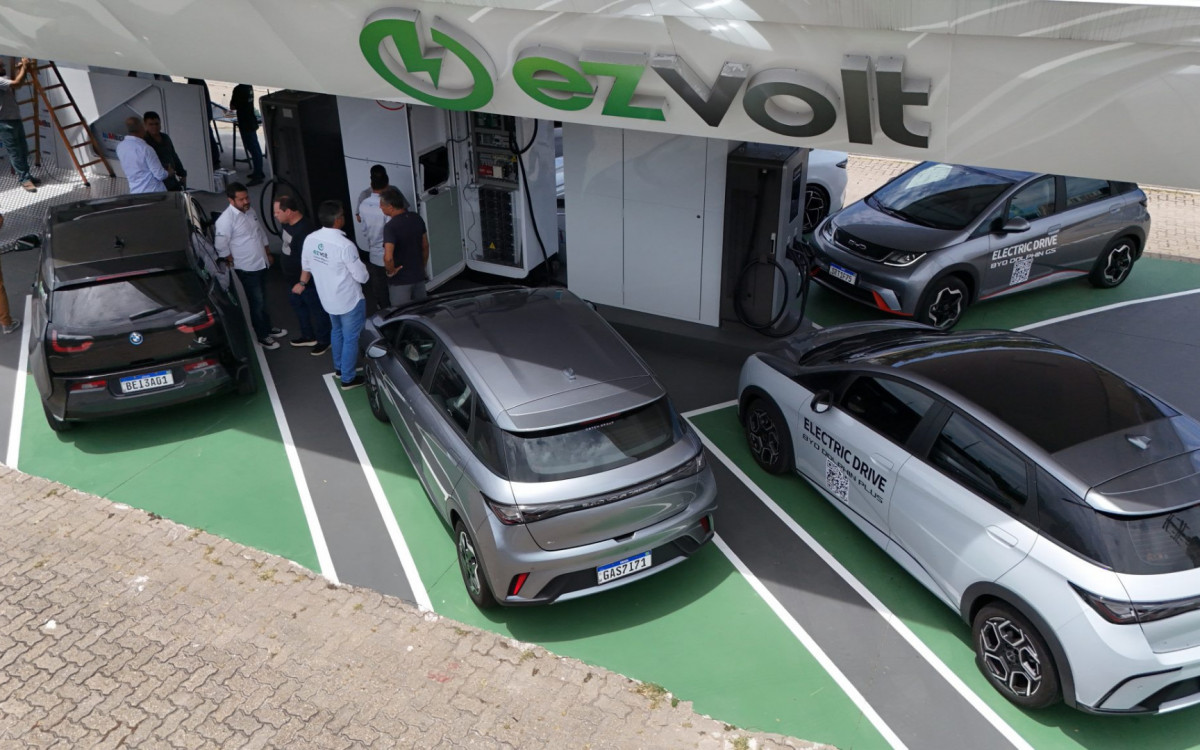 Além de pontos de carregamentos, há postos públicos destinados apenas para carros elétricos e híbridos plug-in