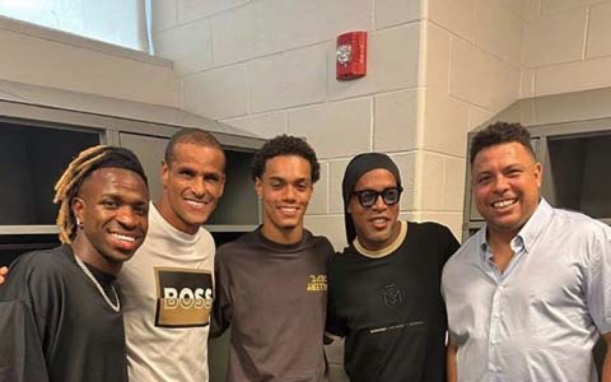 Mbapp&eacute;, Demb&eacute;l&eacute; e Olise, da Fran&ccedil;a, se destacam e igualam trio do penta em 2002