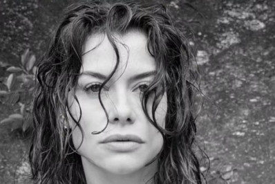 Alinne Moraes aposta em transparência e encanta fãs: 'Deusa'