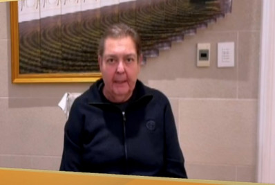 Vídeo! Faustão faz rara aparição na TV Globo e homenageia Ronnie Von 