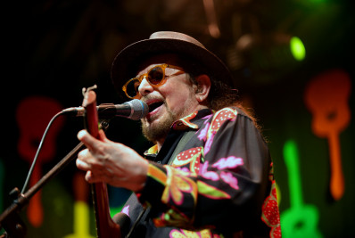 Geraldo Azevedo faz 'esquenta' para o jogo do Brasil no Circo Voador 