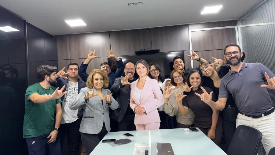 PL Mulher publica imagem com 'Michelle Bolsonaro de papelão'