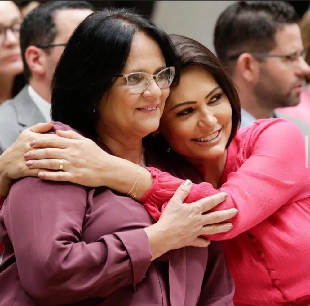 Damares defende Michelle após ataques nas redes: 'São cúmplices'