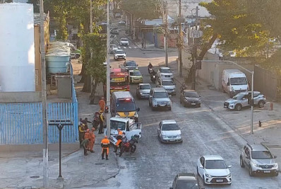 Ônibus e carro se envolvem em acidente no Centro