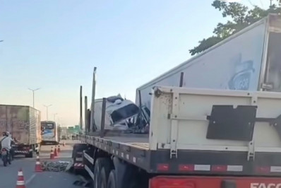 Grave acidente com caminhões deixa ferido na BR-101, em São Gonçalo
