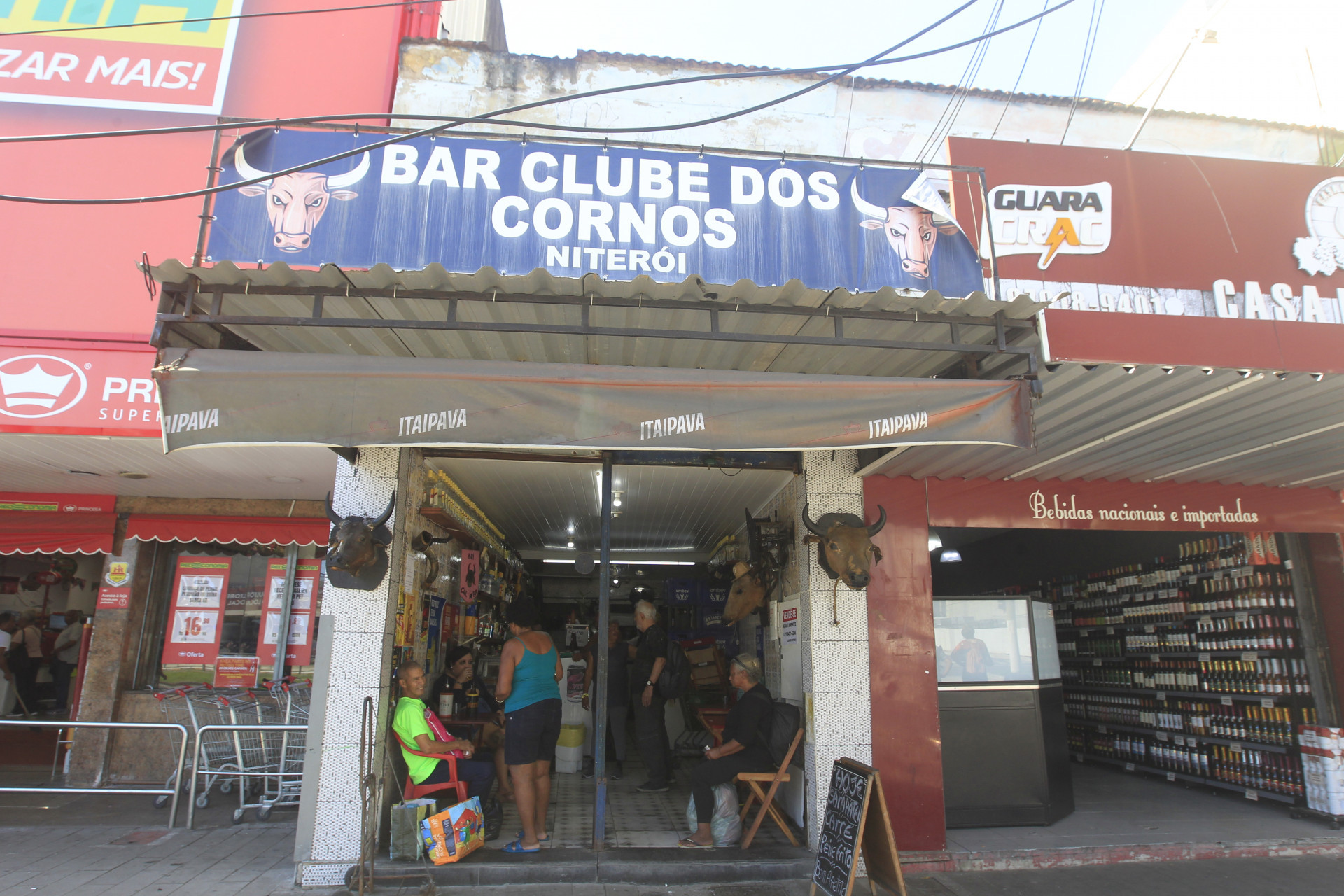 Famoso na região, o Bar Clube dos Cornos se encontra na Avenida Visconde do Rio Branco, 191 - Reginaldo Pimenta