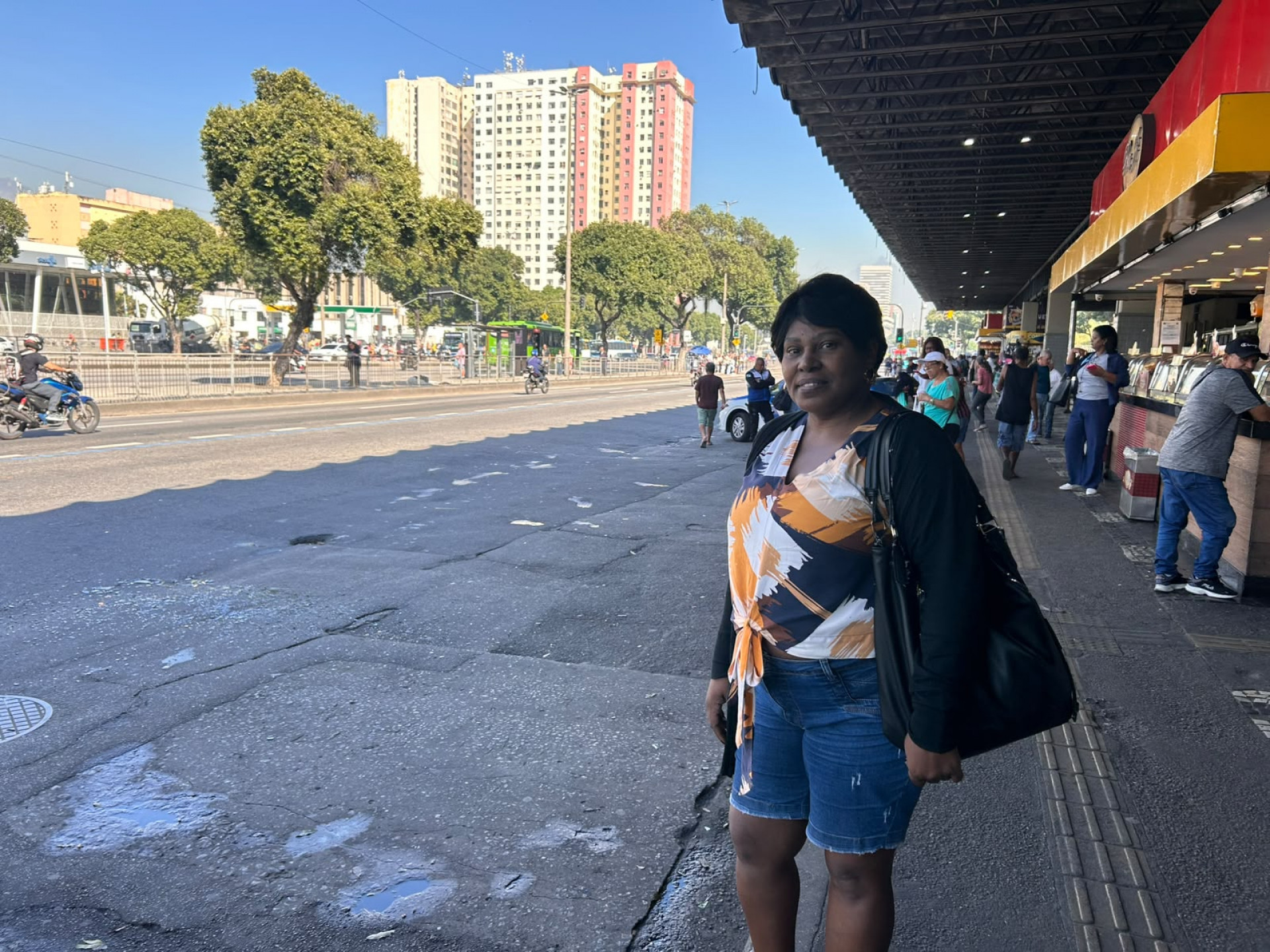 Deilza de Oliveira ficou cinco minutos no ponto até pegar um ônibus - Ana Fernanda Freire / Agência O Dia