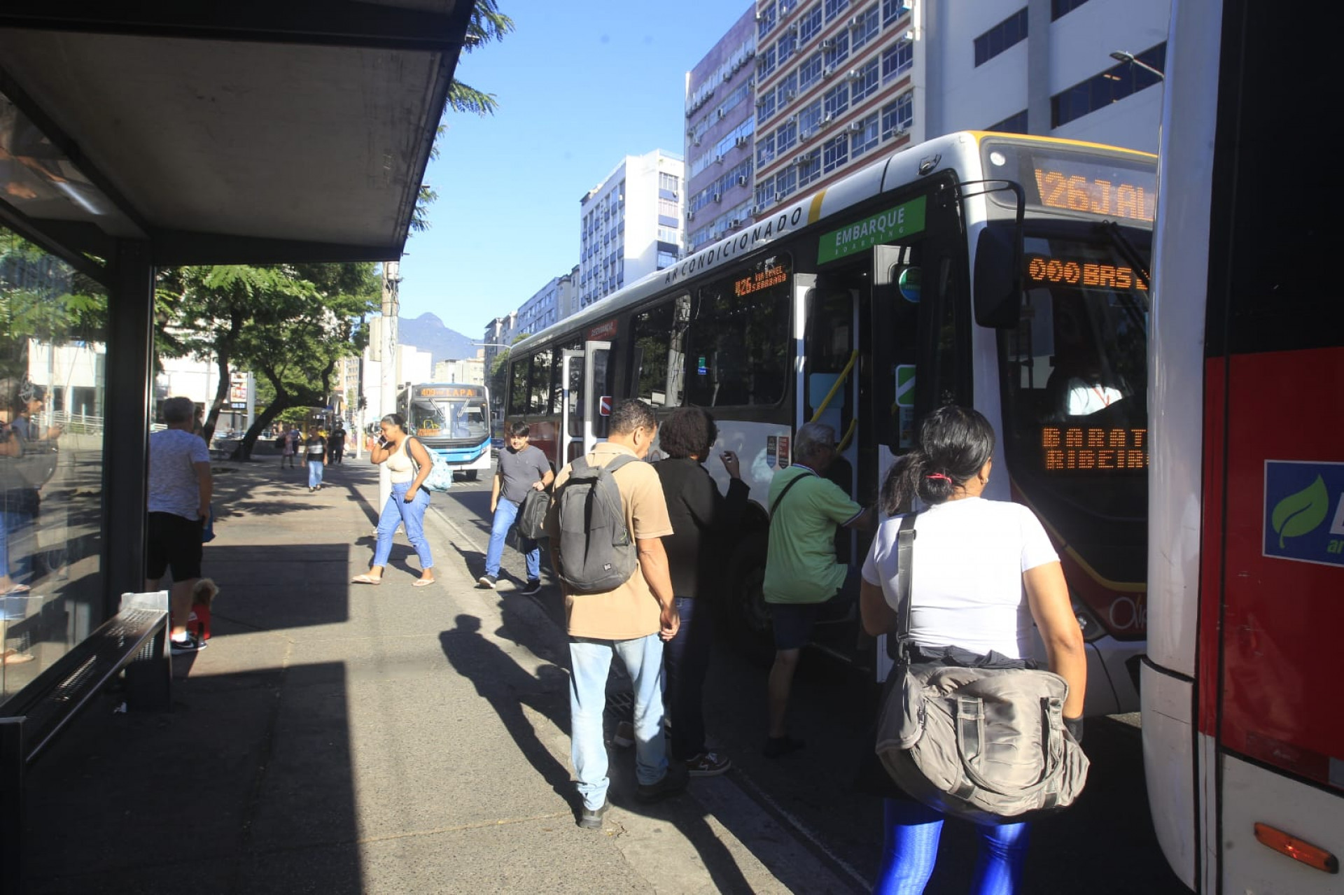 Passageiros de ponto na Praça Sáenz Peña relatam começo de normalidade no serviço de ônibus - Reginaldo Pimenta / Agência O Dia