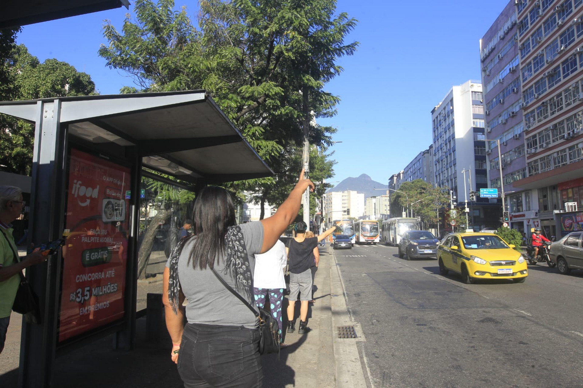 Passageiros de ponto na Praça Sáenz Peña relatam começo de normalidade no serviço de ônibus - Reginaldo Pimenta / Agência O Dia