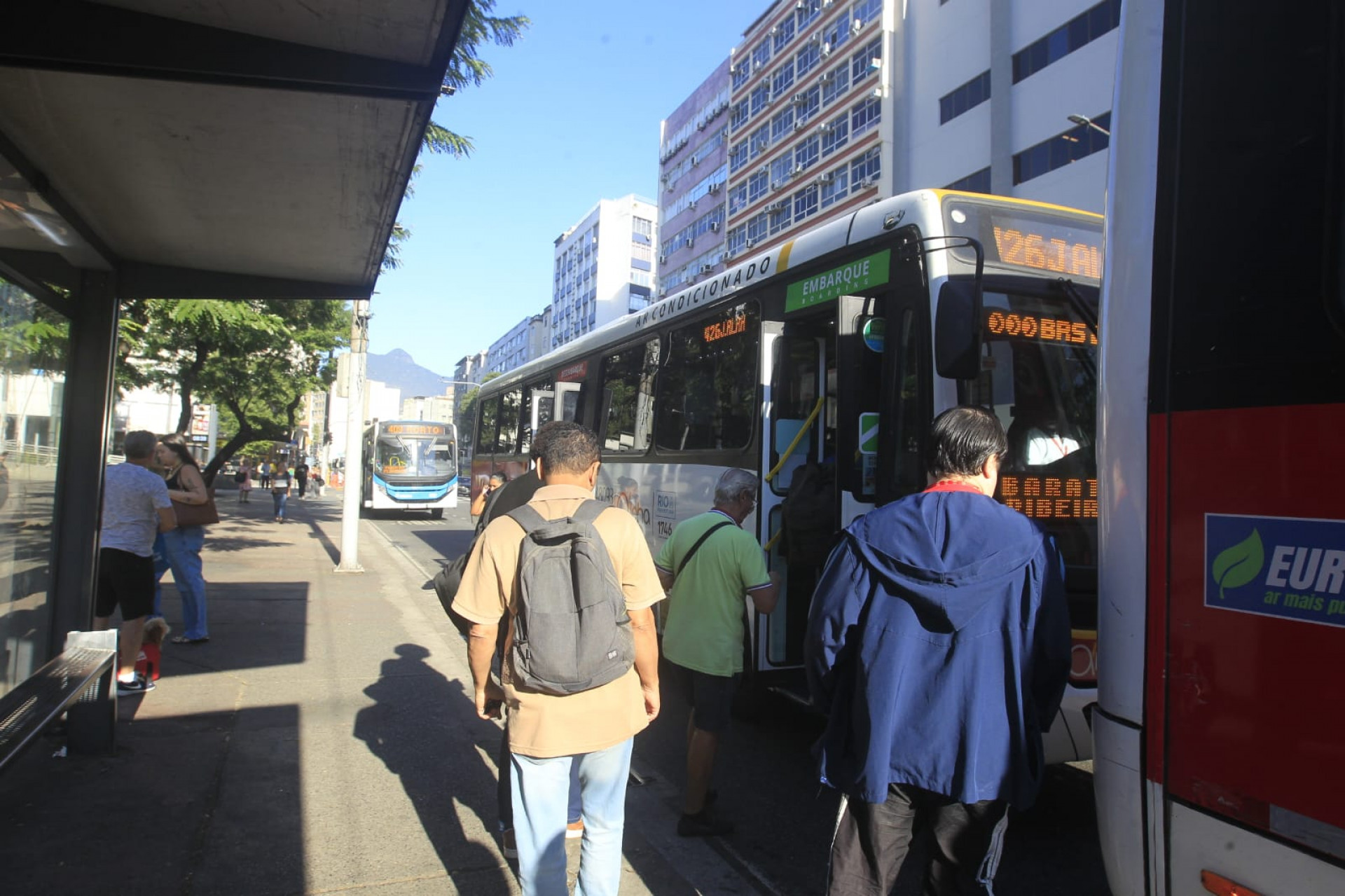Passageiros de ponto na Praça Sáenz Peña relatam começo de normalidade no serviço de ônibus - Reginaldo Pimenta / Agência O Dia