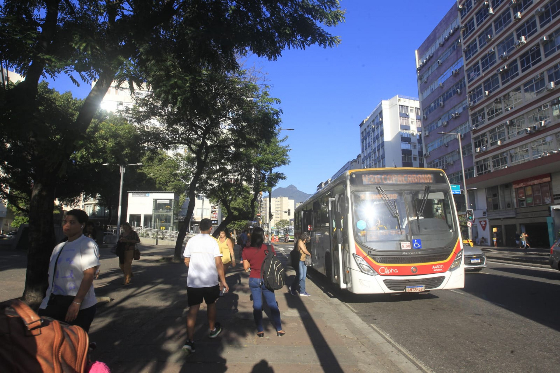 Passageiros de ponto na Praça Sáenz Peña relatam começo de normalidade no serviço de ônibus - Reginaldo Pimenta / Agência O Dia