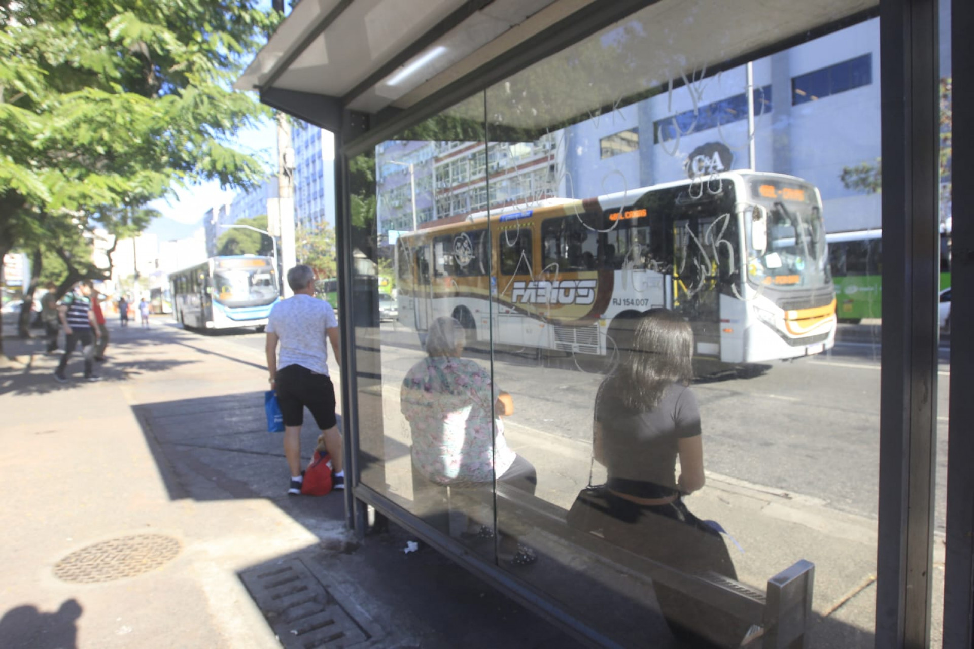 Passageiros de ponto na Praça Sáenz Peña relatam começo de normalidade no serviço de ônibus - Reginaldo Pimenta / Agência O Dia