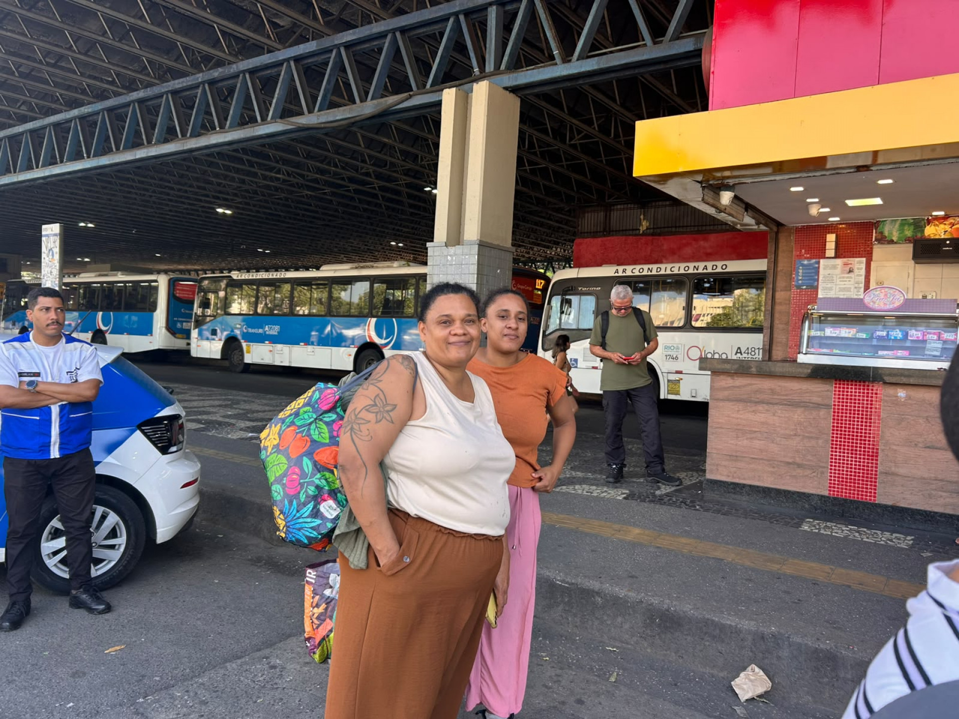 Telma Félix (camisa branca) notou melhora na circulação de ônibus - Ana Fernanda Freire / Agência O Dia