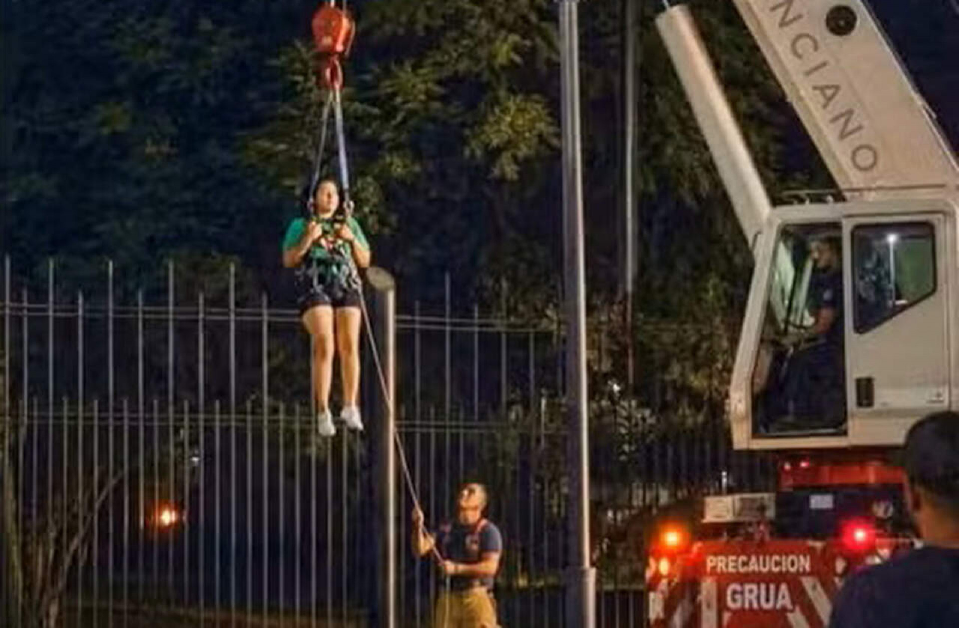 Torcedora do M&eacute;xico &eacute; resgatada por guindaste ap&oacute;s ficar presa em grade tentando invadir festa na Copa