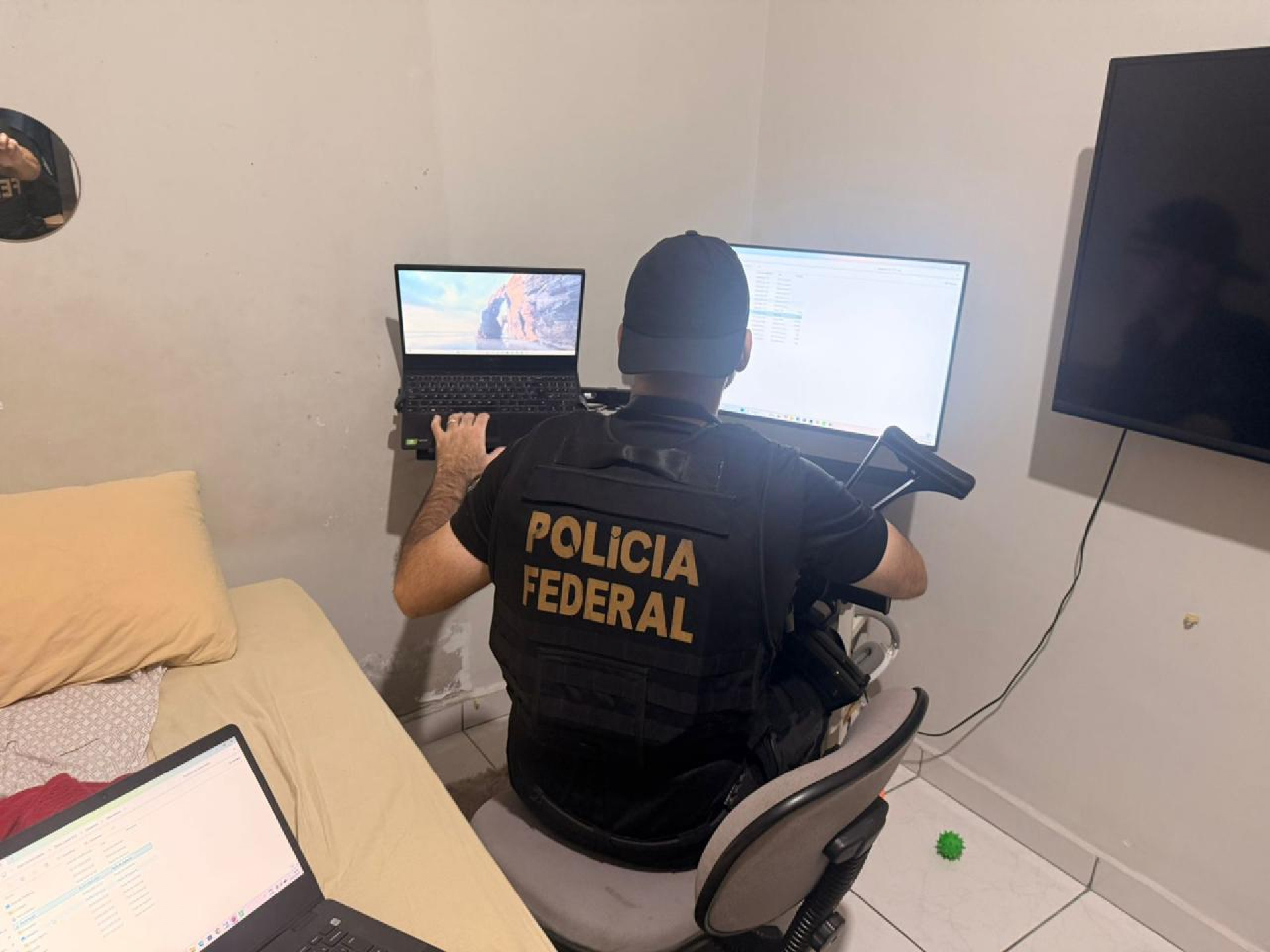 Polícia Federal prendeu três suspeitos por armazenamento de conteúdo de abuso infantil em São Gonçalo - Divulgação / Polícia Federal