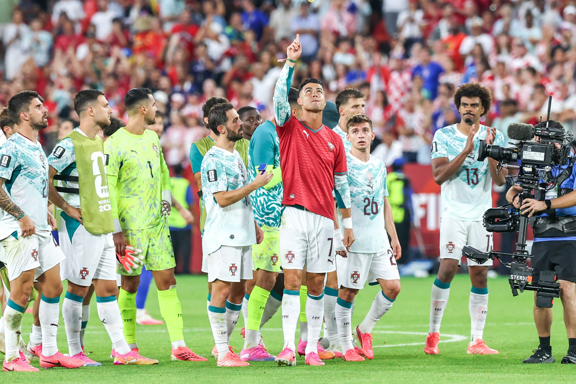 Jogadores de Portugal prestam homenagem a Diogo Jota após classificação