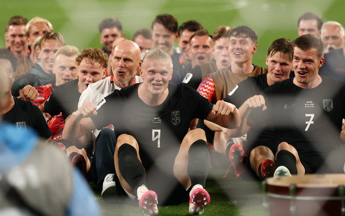 No gramado, seleção da Noruega faz \'remada viking\', com todos sentados em fileiras