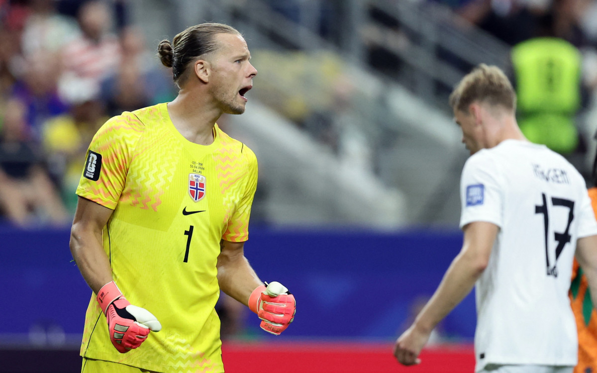 Orjan Nyland em ação pela seleção norueguesa