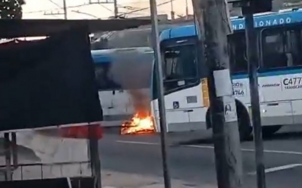 Ônibus bloquearam a Estrada Marechal Miguel Salazar Mendes de Morais