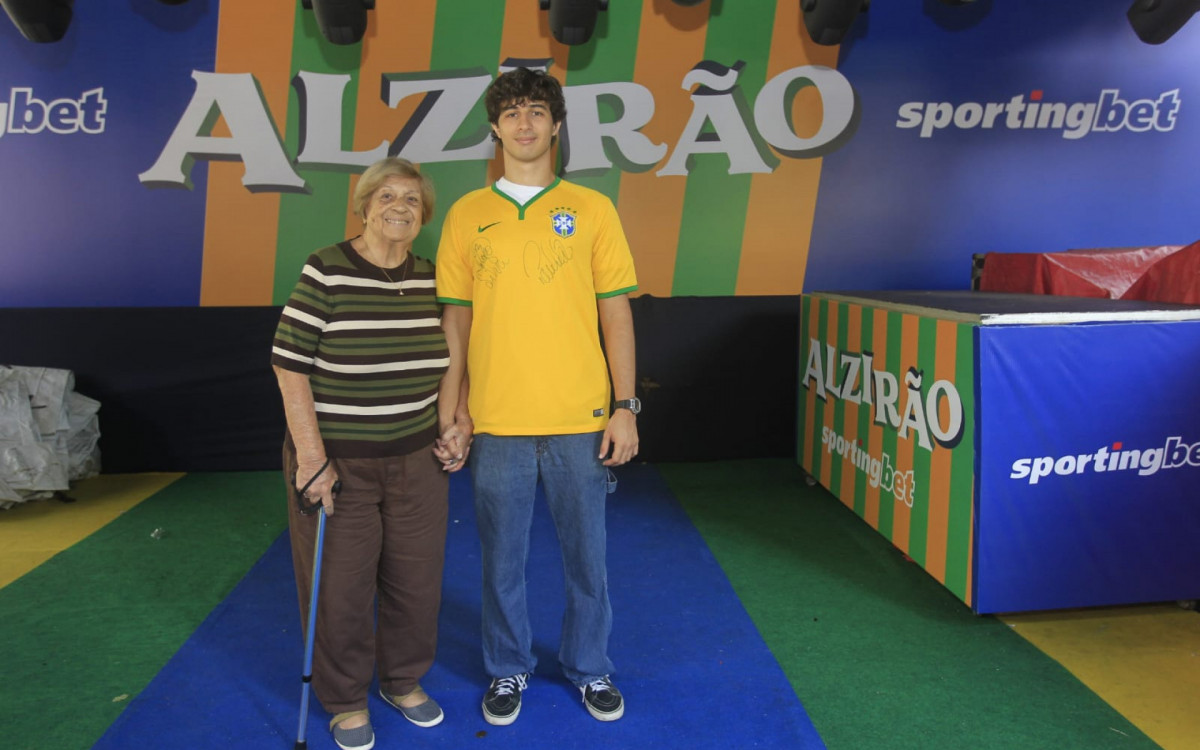 Romilda e Rafael frequentam juntos o Alzirão e compartilham da mesma paixão pelo futebol - Reginaldo Pimenta/Agência O DIA