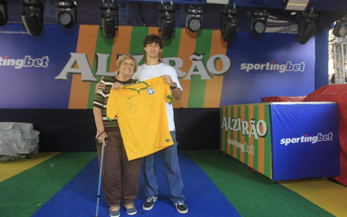 Romilda e Rafael frequentam juntos o Alzirão e compartilham da mesma paixão pelo futebol - Reginaldo Pimenta/Agência O DIA