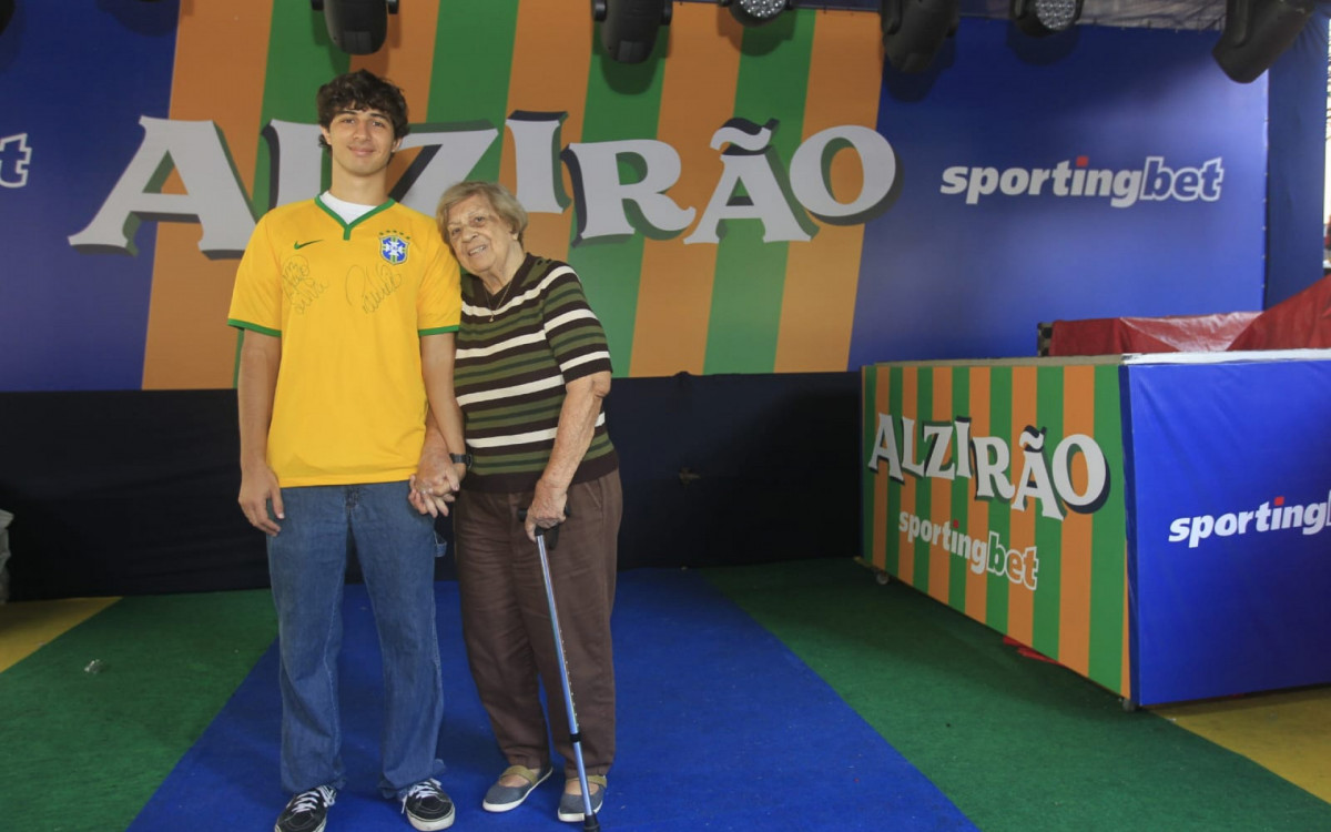 Romilda e Rafael frequentam juntos o Alzirão e compartilham da mesma paixão pelo futebol - Reginaldo Pimenta/Agência O DIA