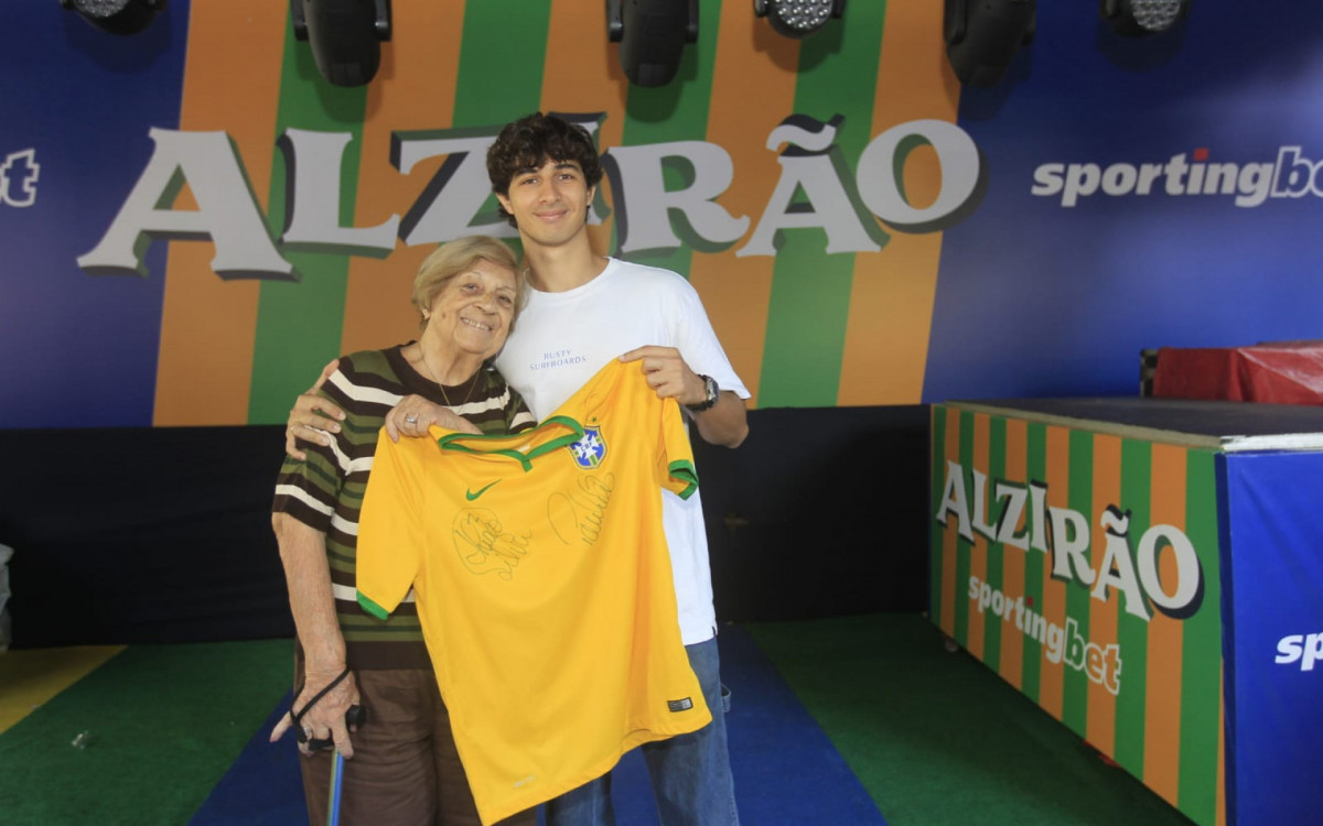 Romilda e Rafael frequentam juntos o Alzirão e compartilham da mesma paixão pelo futebol - Reginaldo Pimenta/Agência O DIA