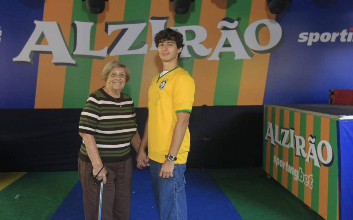 Romilda e Rafael frequentam juntos o Alzirão e compartilham da mesma paixão pelo futebol - Reginaldo Pimenta/Agência O DIA