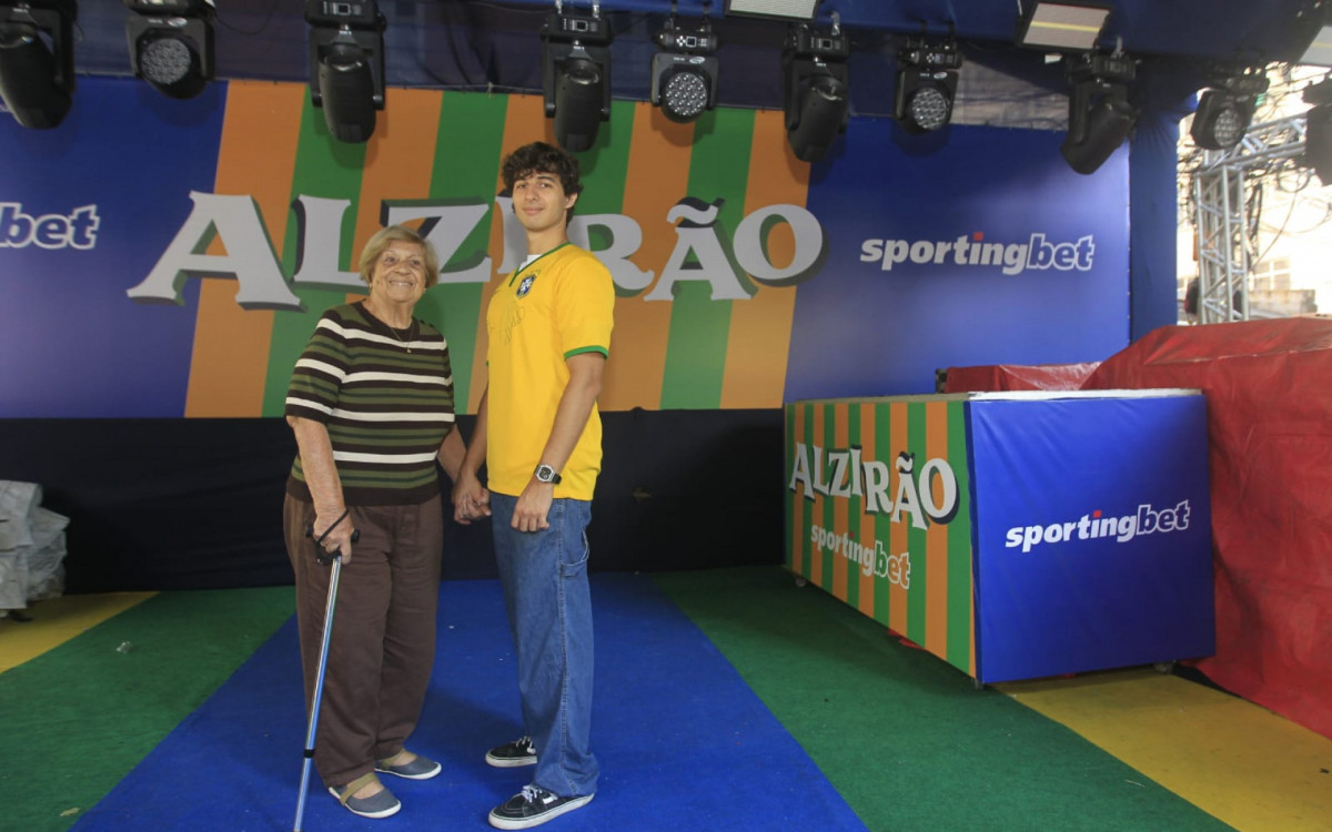 Romilda e Rafael frequentam juntos o Alzirão e compartilham da mesma paixão pelo futebol - Reginaldo Pimenta/Agência O DIA