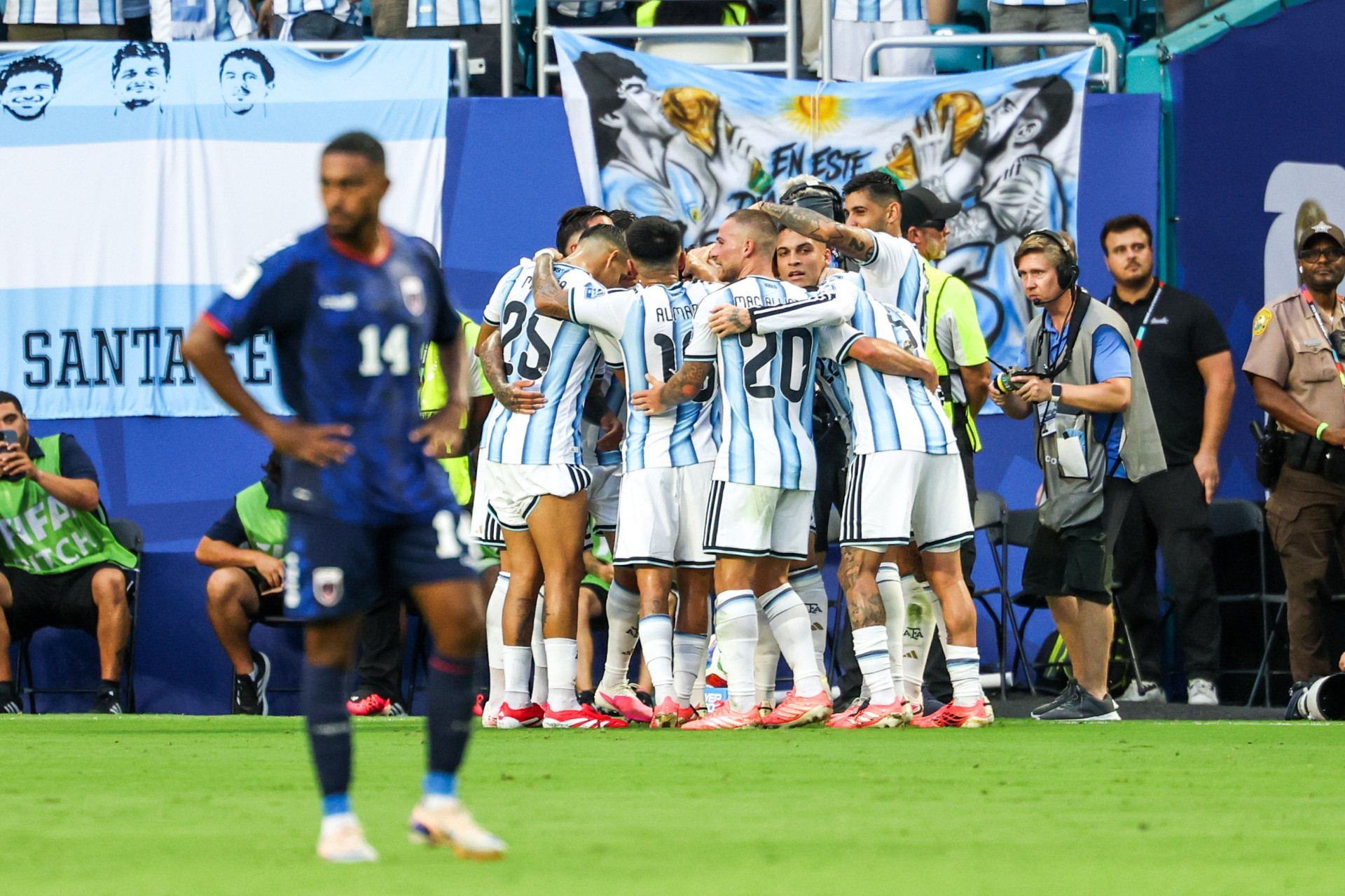 Lionel Messi, jogador da Argentina, comemora seu gol com os companheiros de equipe durante a partida da fase de 32 avos de final da Copa do Mundo FIFA de 2026 entre Argentina x Cabo Verde, no Miami Stadium, na Flórida, Estados Unidos, nesta sexta-feira (03). - Vanessa Carvalho/Parceiro/Agência O Dia