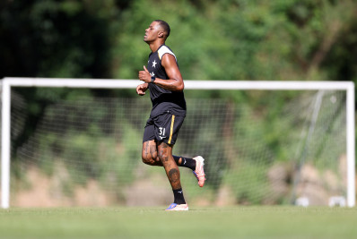 Kaio Pantaleão volta a treinar em campo no Botafogo: ‘Falta pouco’