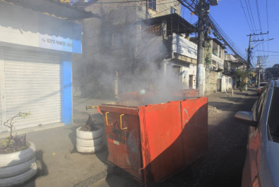 Criminosos usam ônibus e lixeiras como barricadas na Cidade de Deus
