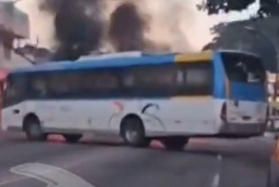 Criminosos usam ônibus como barricadas em operação na Cidade de Deus