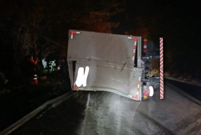 Tombamento de caminhão causa 7 km de congestionamento na Dutra