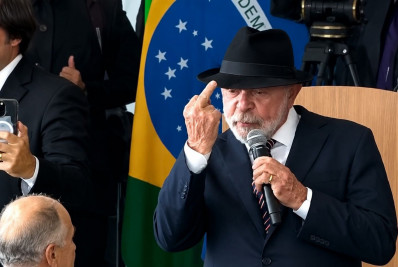 Lula mostra dedo do meio durante discurso no Palácio do Planalto