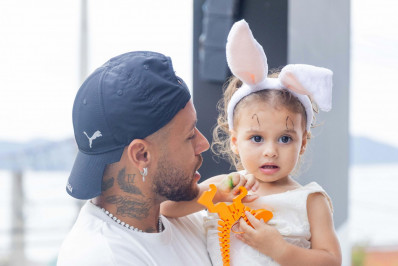 Em meio à polêmica, Neymar Jr celebra aniversário de Helena
