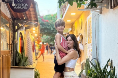Isis Valverde curte férias com filho no Ceará 