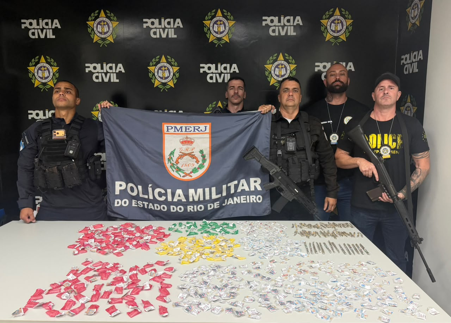 Opera&ccedil;&atilde;o conjunta das pol&iacute;cias Civil e Militar terminou com tr&ecirc;s suspeitos presos e apreens&atilde;o de drogas no Lagomar - Foto: Divulga&ccedil;&atilde;o PM