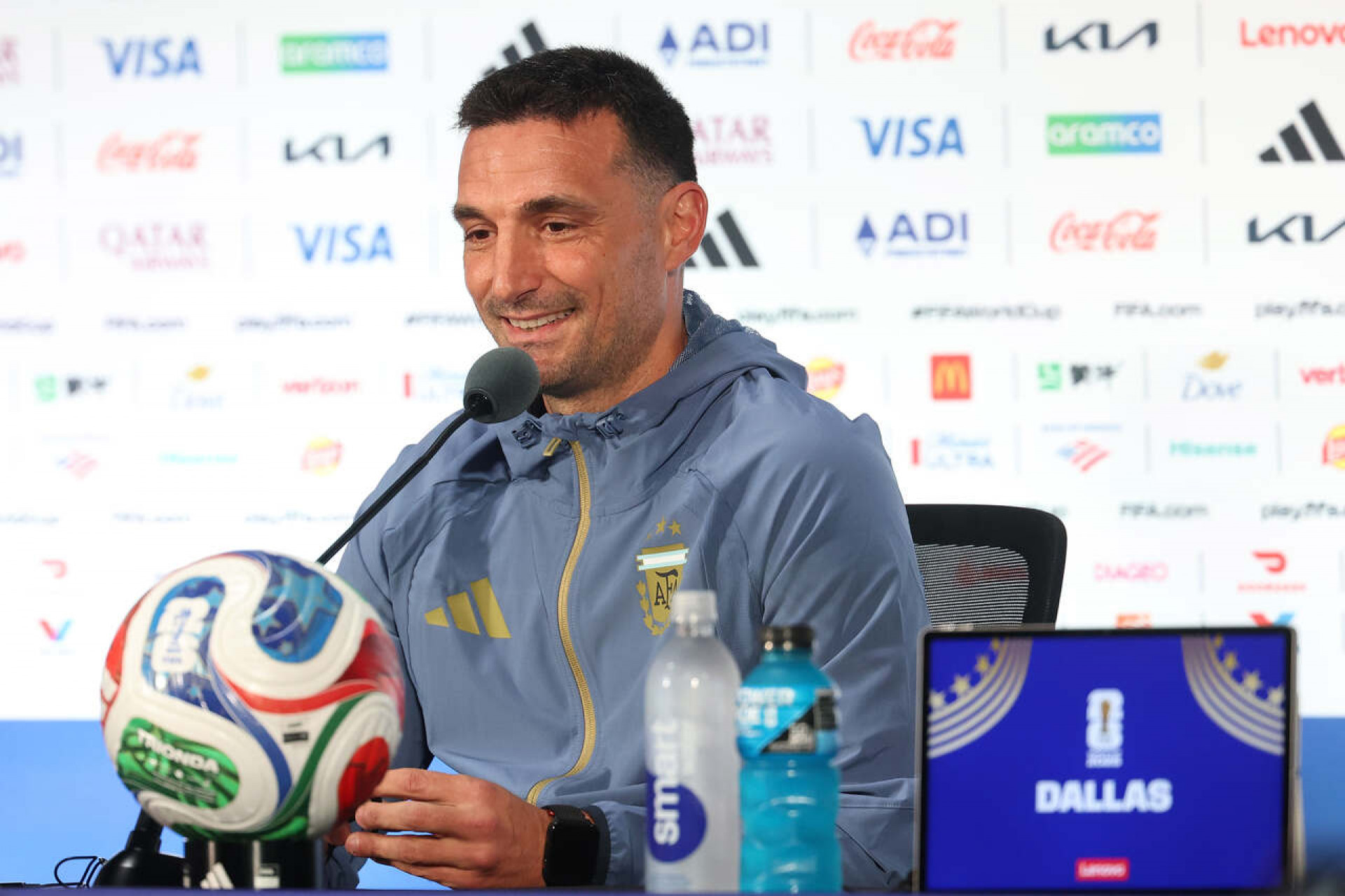 Com clima leve e time na m&atilde;o, Scaloni faz seu 100&ordm; jogo pela Argentina