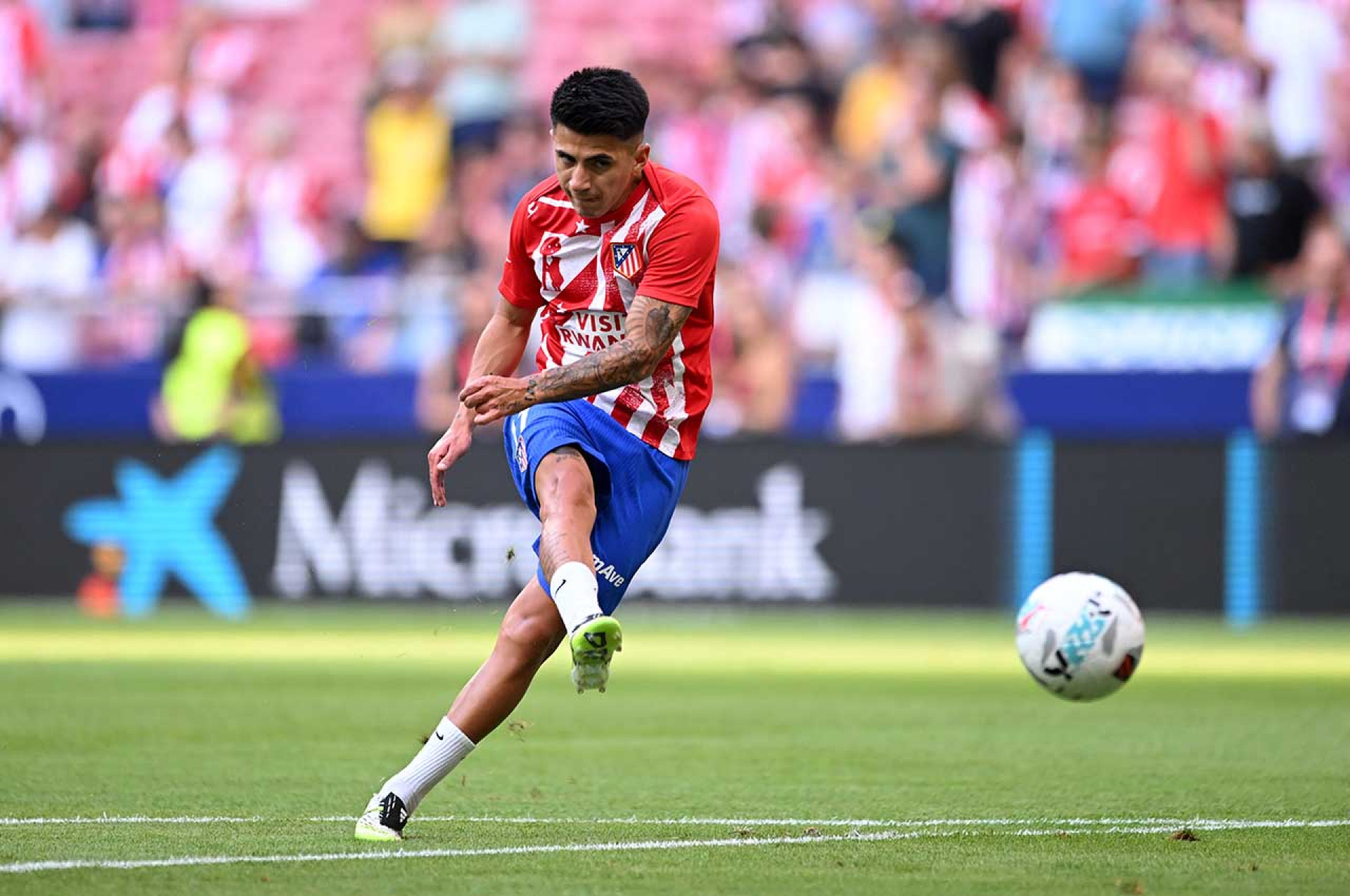 MADRID, SPAIN - AUGUST 23: Thiago Almada of Atletico de Madrid warms up prior to the LaLiga EA Sports match between Atletico de Madrid and Elche CF at Wanda Metropolitano on August 23, 2025 in Madrid, Spain. (Photo by Denis Doyle/Getty Images)
