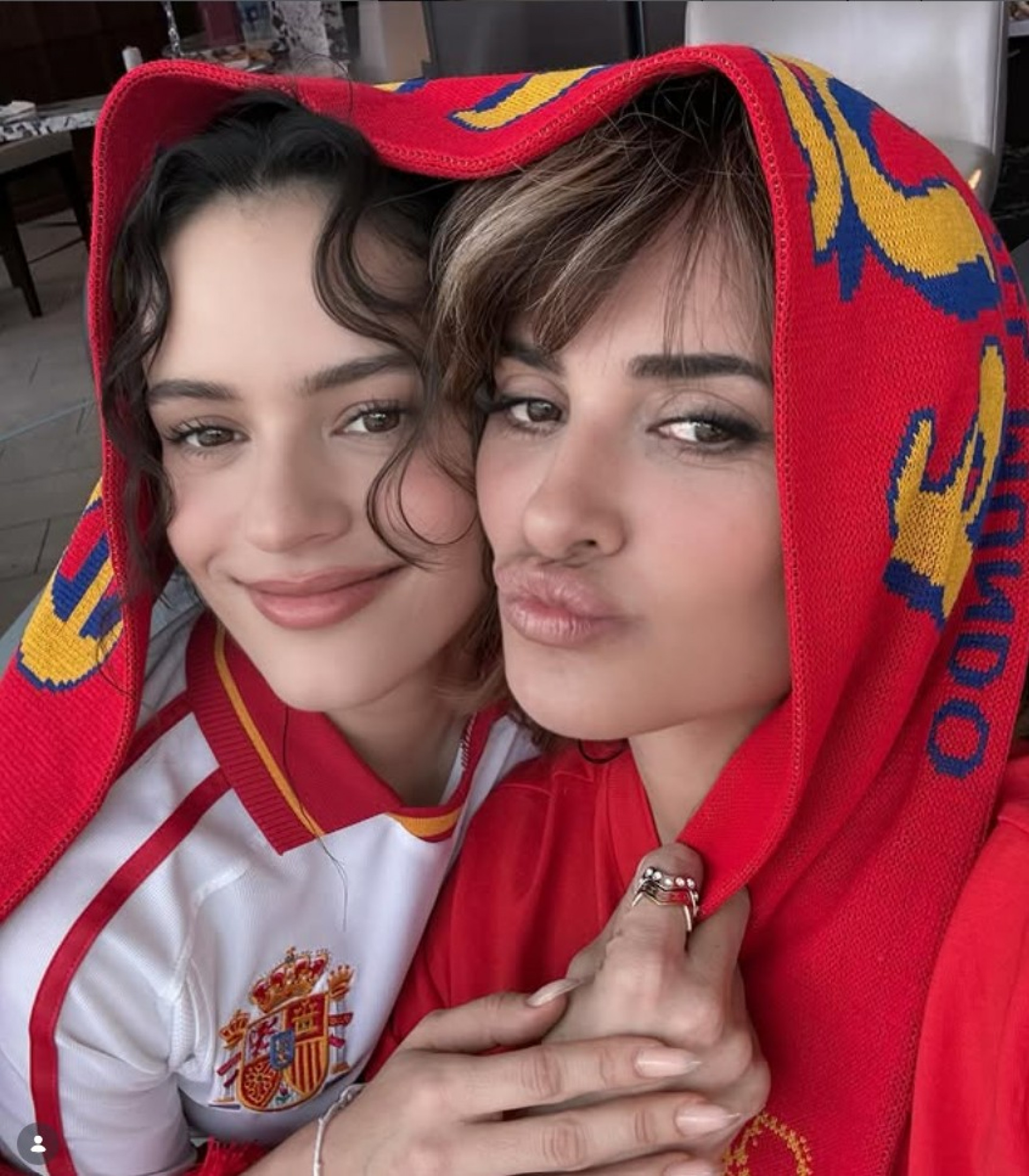 Em comemoração a vitória da Espanha sobre a Áustria, Penélope Cruz postou uma foto juntinha de Rosalia - Reprodução / Instagram