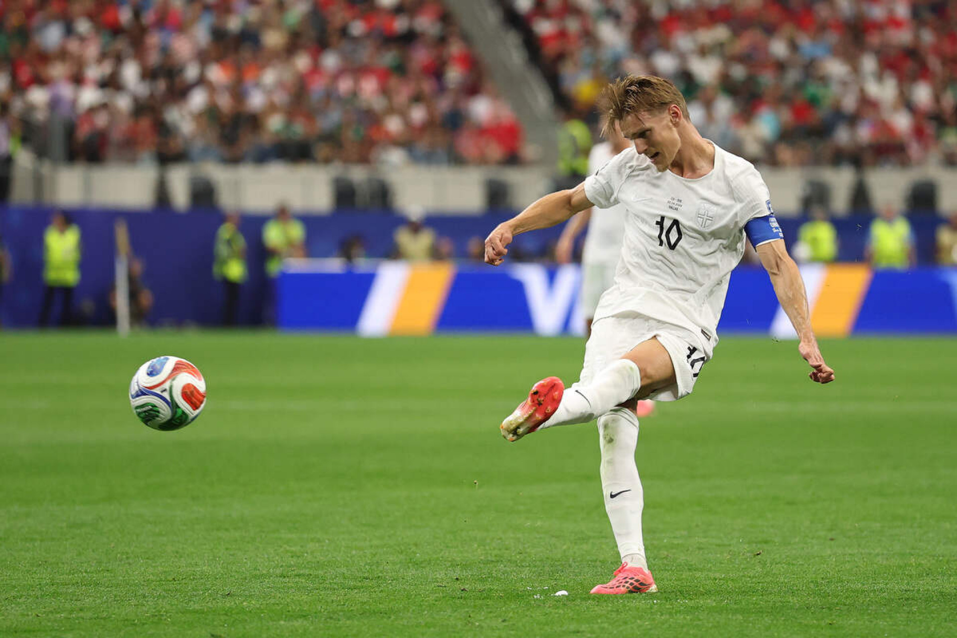 Odegaard reencontra Ancelotti ap&oacute;s ser dispensado pelo treinador no Real Madrid