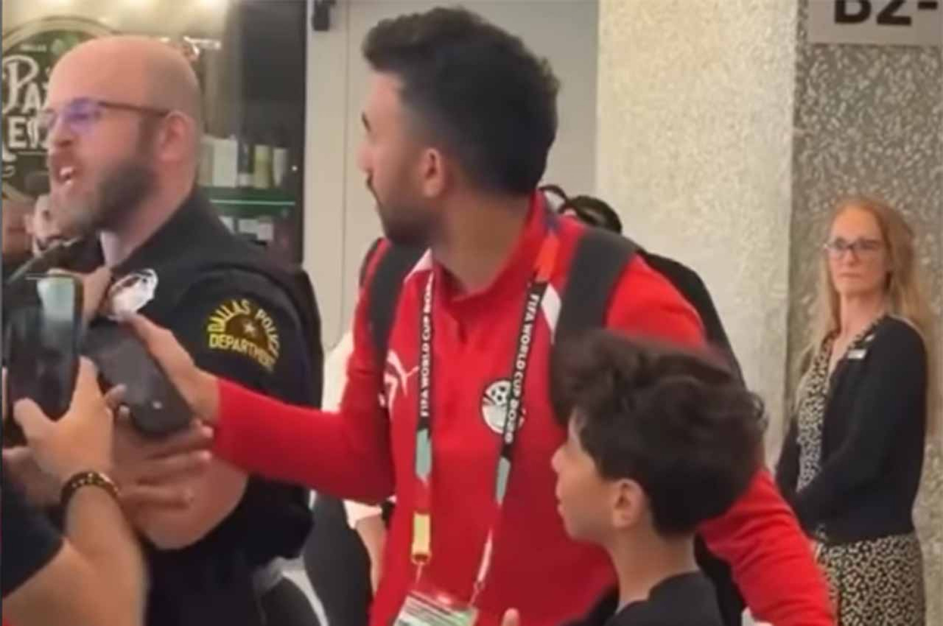 Discuss&atilde;o com Ibrahim Hassan, diretor da sele&ccedil;&atilde;o do Egito e seguran&ccedil;a do Hotel - Reprodu&ccedil;&atilde;o Instagram @ouezzane_24