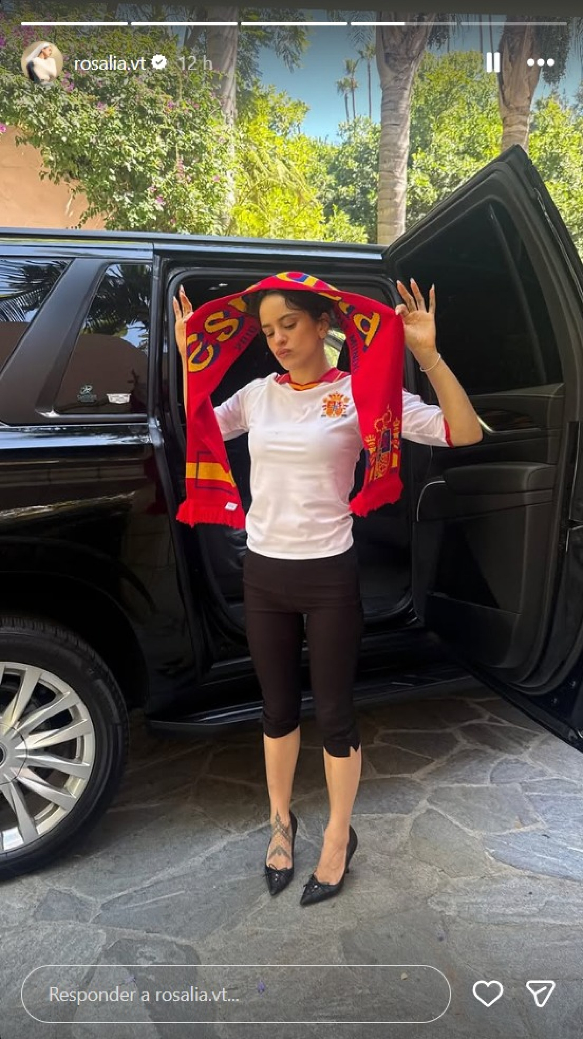 Em comemoração a vitória da Espanha sobre a Áustria, Penélope Cruz postou uma foto juntinha de Rosalia - Reprodução / Instagram