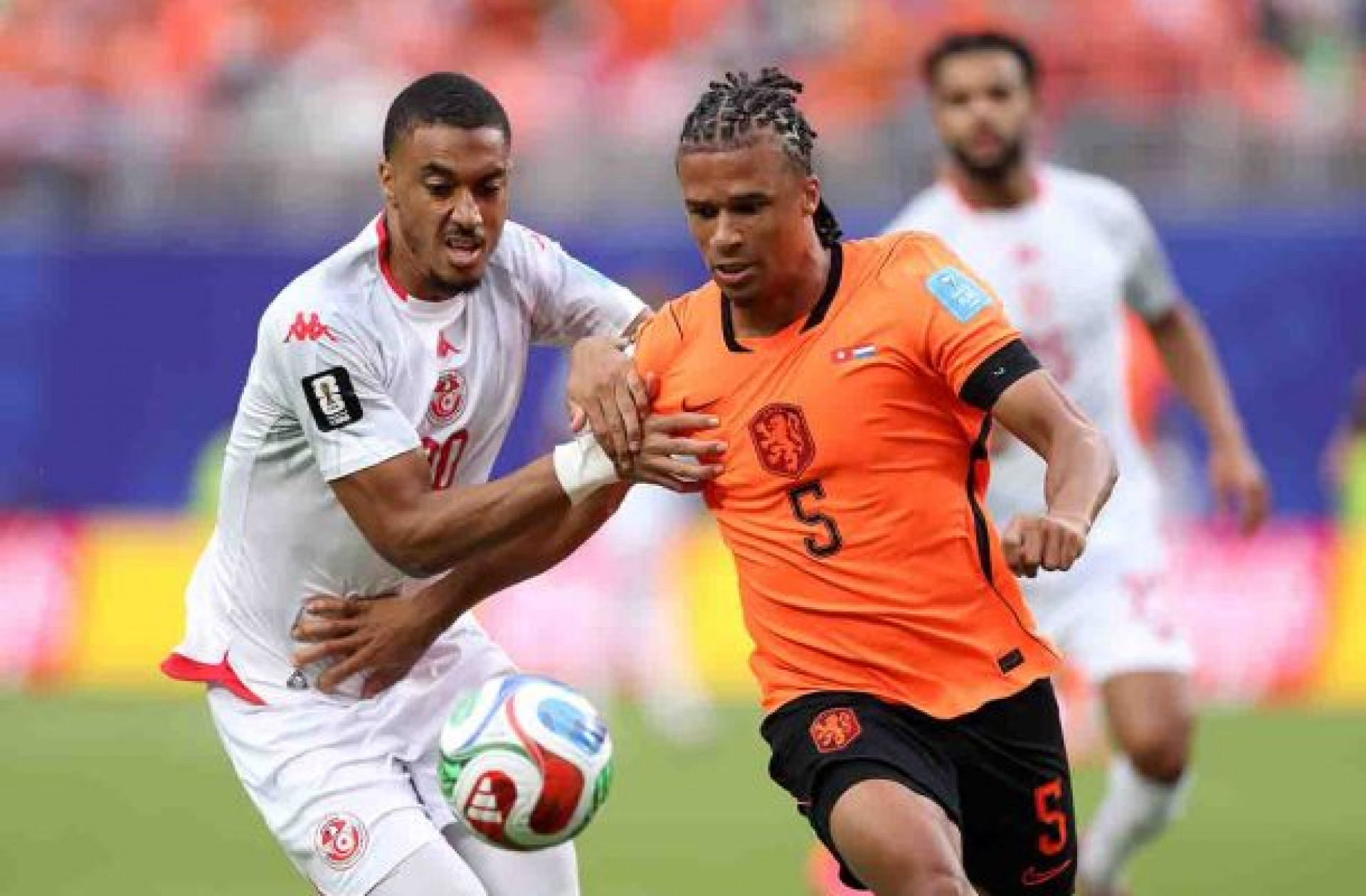 Fenerbah&ccedil;e anuncia contrata&ccedil;&atilde;o de zagueiro ex-City
