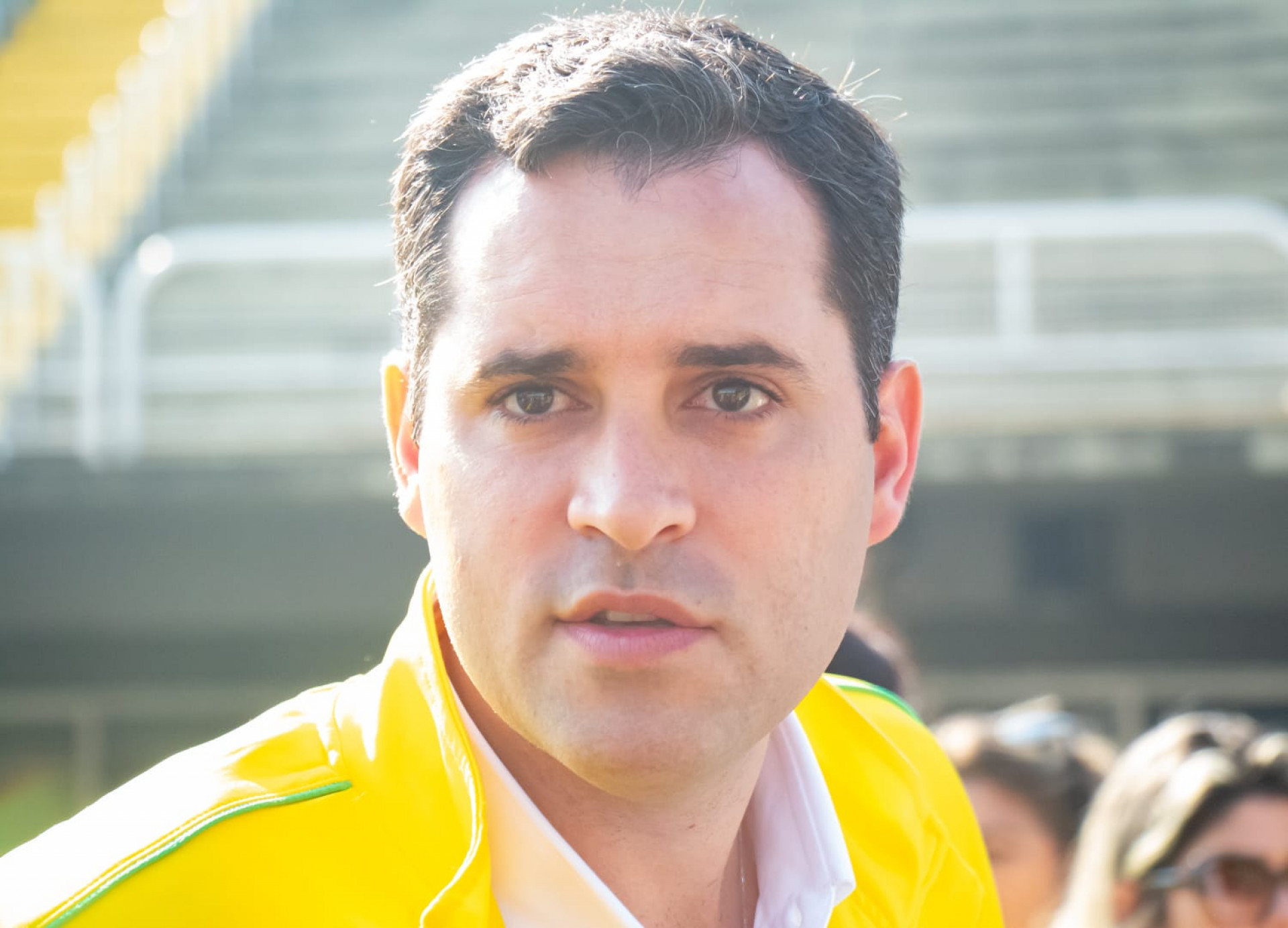 Prefeito Eduardo Cavaliere deu início à distribuição de novas autonomias a taxistas auxiliares - Érica Martin / Agência O Dia
